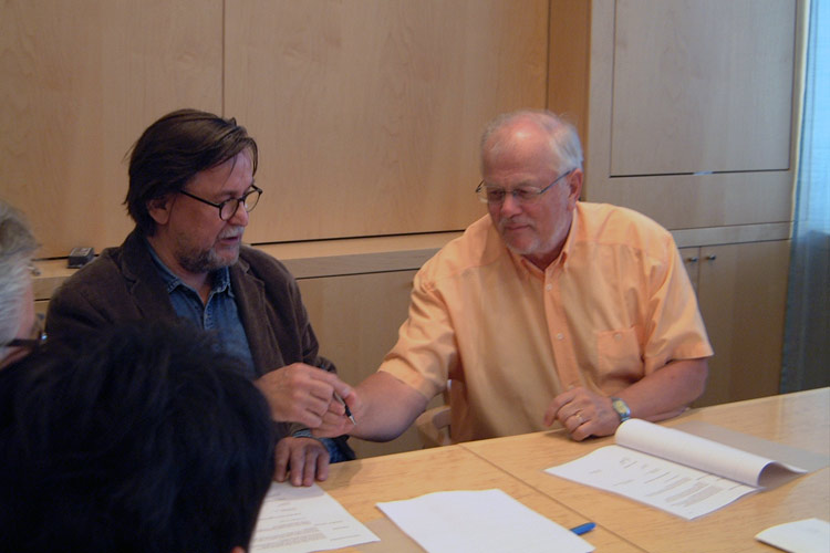 Signing the charter of the art foundation.